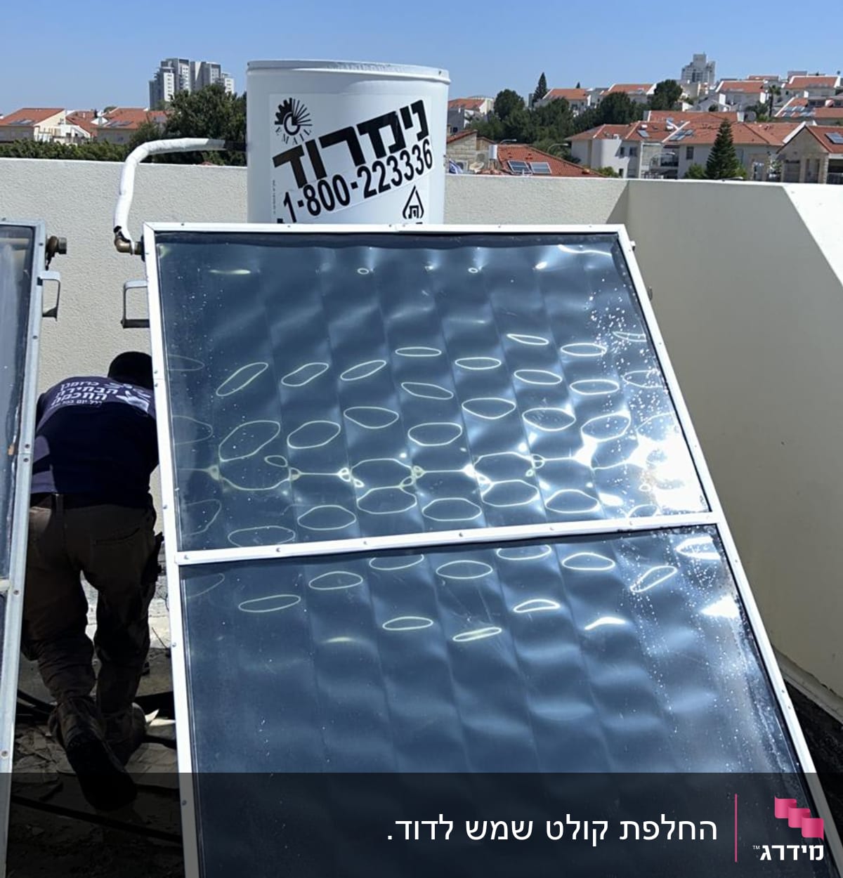 דוד שמש עם קולטים על גג